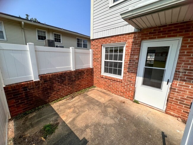 Building Photo - Adorable 2 bedroom, 2 1/2 bathroom townhom...