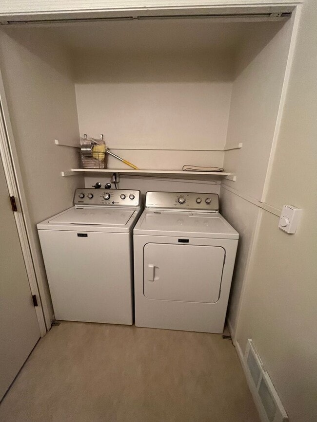 Building Photo - 3-Bedroom 1 1/2 Bathroom Condo in West Eugene