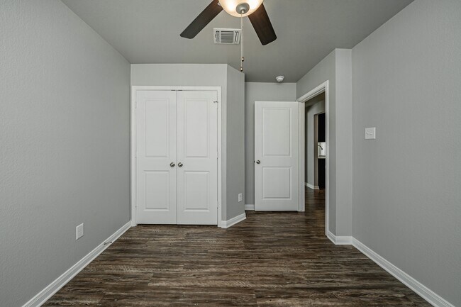 Building Photo - 611 Fallbrook Dr
