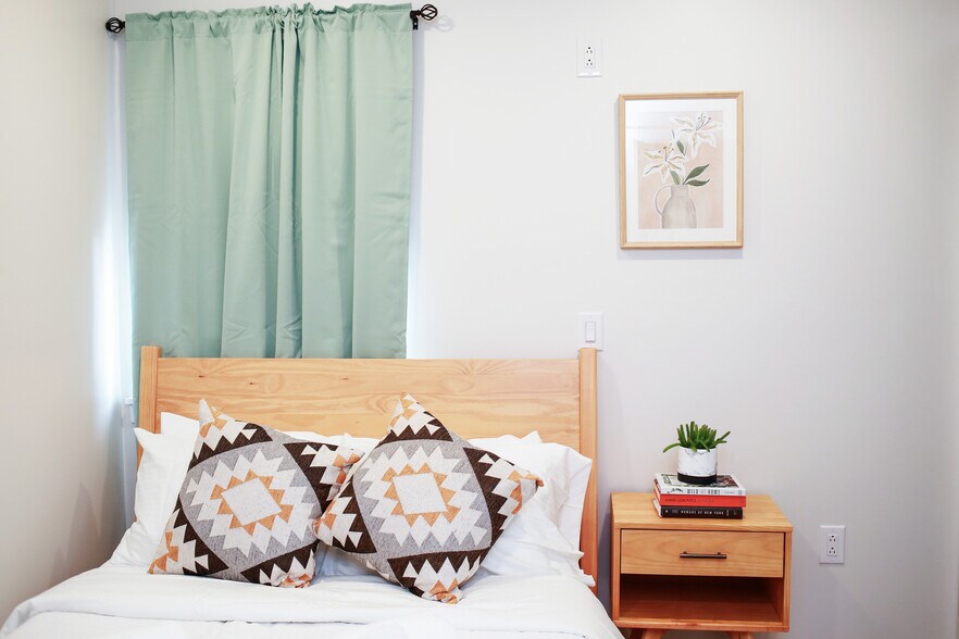 Bedroom 302 - 3814 Hamilton St