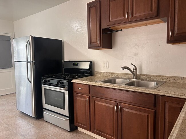 Building Photo - 2836 Jarvis St