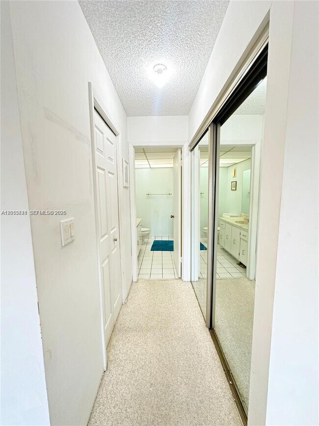 Building Photo - 240 Lakeview Dr