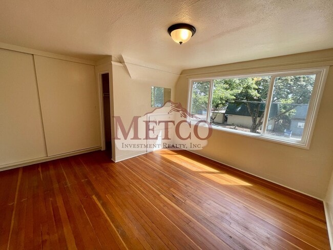 Building Photo - 4 bedroom 1 1/2 bath home close to U of O