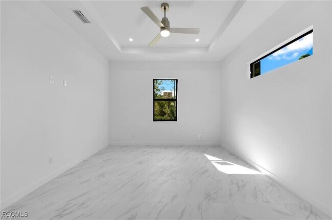Building Photo - 846 Cadis St E