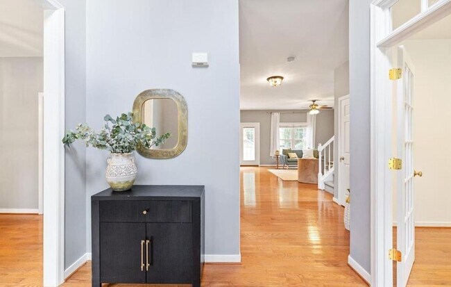 Building Photo - 5 Bedroom, 2.5 Bath Home in St. James Woods  ** Available for showings 3/25/2026 **