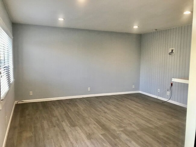 Building Photo - Gorgeous Remodeled Downstairs Apartment w/Patio+Prvt Laundry+Garage+Views of Canals