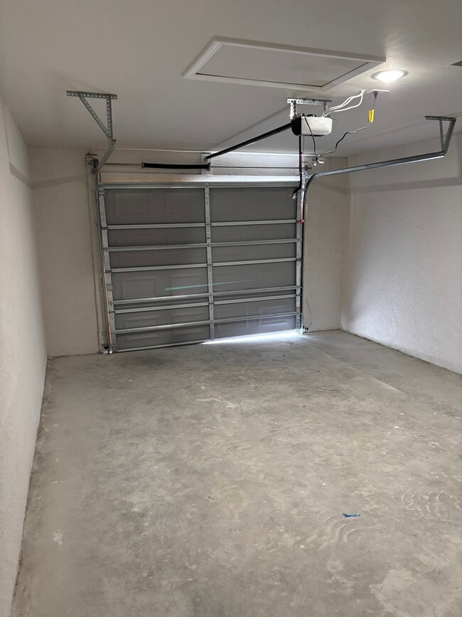 Building Photo - 1045 SE 11th Terrace