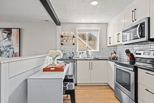 Building Photo - Trendy 2B/1B Unit C I Near Gonzaga/WSU/EWU & 5 Hospitals I Pet Friendly