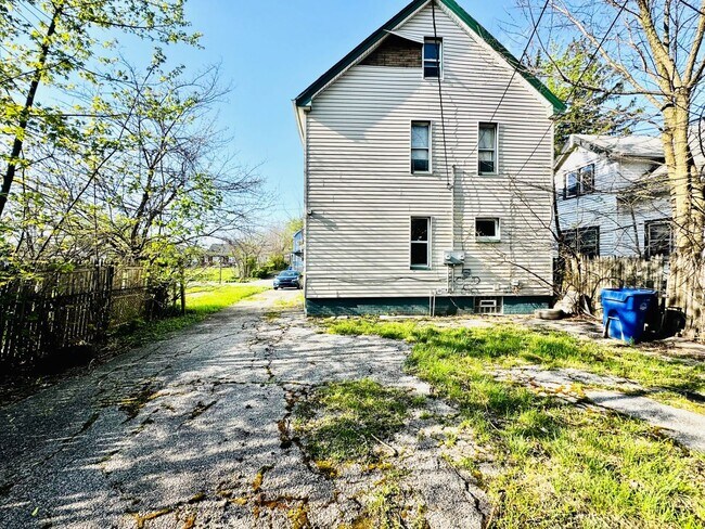 Building Photo - 14012 Glendale Ave