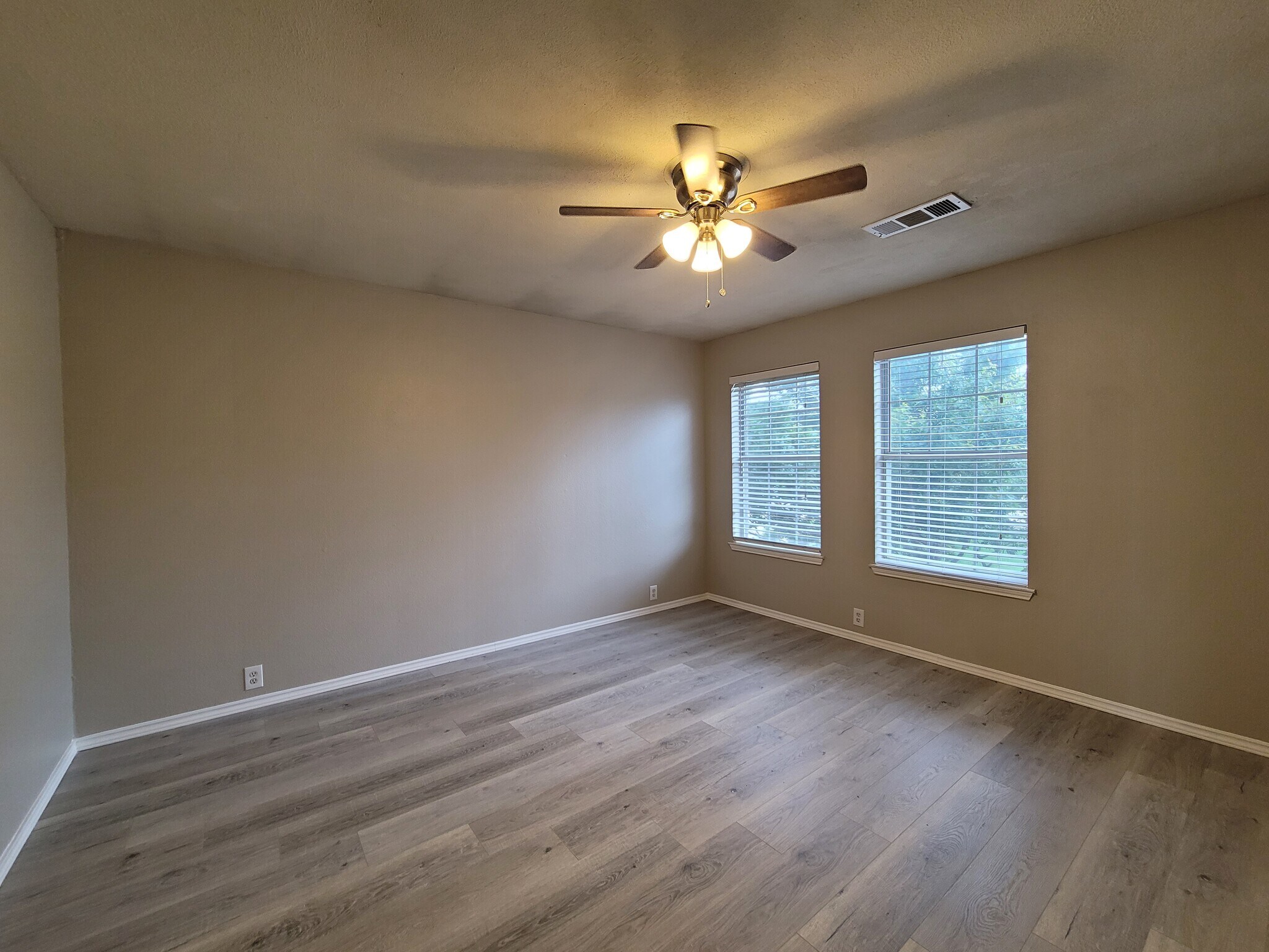 Building Photo - 4203 Falcon Dr