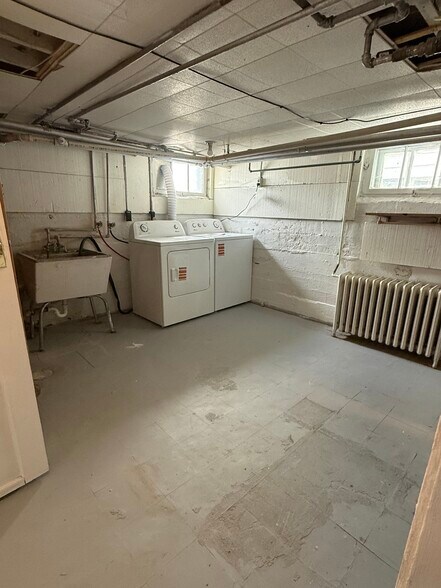 Building Photo - 4333 W 8th St