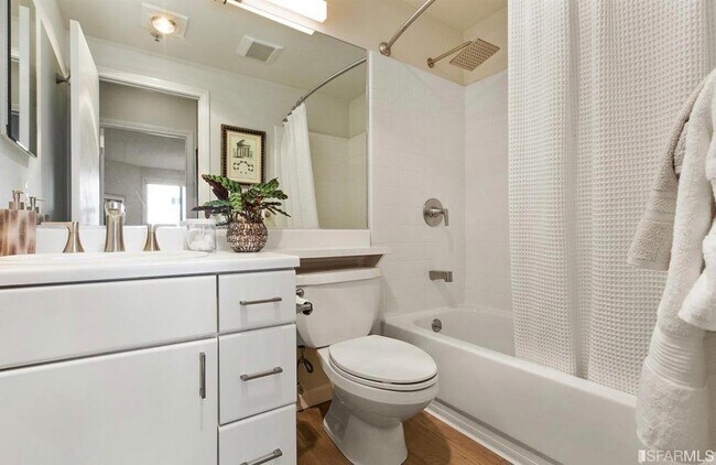 Building Photo - 240 Lombard St