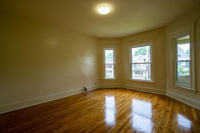Building Photo - 833 Sumner Ave