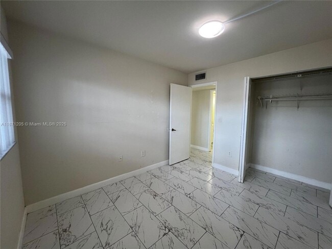 Building Photo - 480 W Park Dr