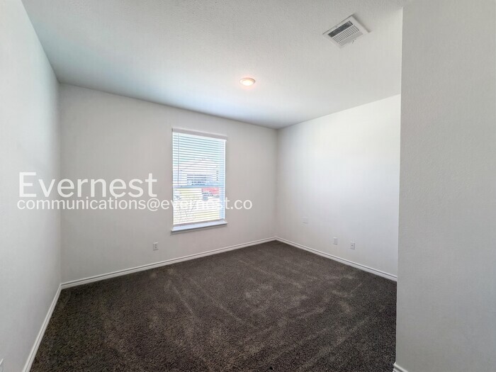 Building Photo - 2207 Hornbeam St
