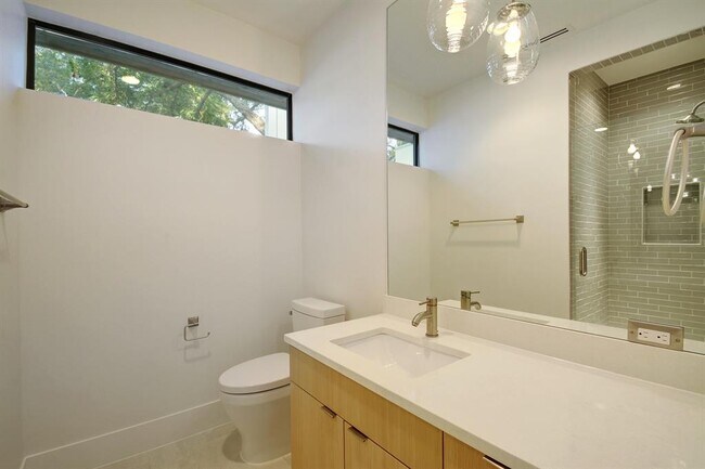 Building Photo - 1114 Mariposa Dr