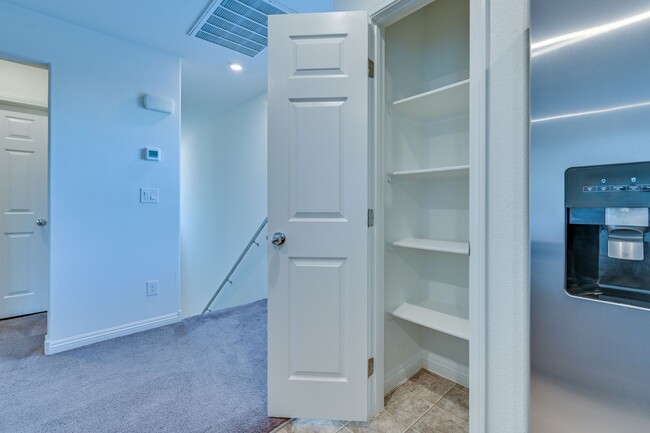 Building Photo - SE!!  Gated!! Community Pool!! Clubhouse!! Fitness Center!! Up Graded Appliances!!! 2 Car Garage!!