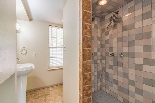 Building Photo - 1502 E 37th St