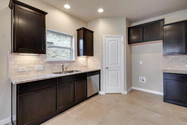 Building Photo - 621 Carly Ann Ln