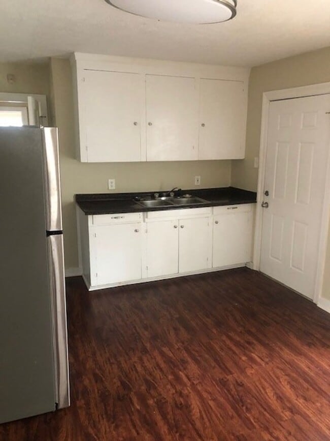 Building Photo - Newly renovated Home in Broadmor!