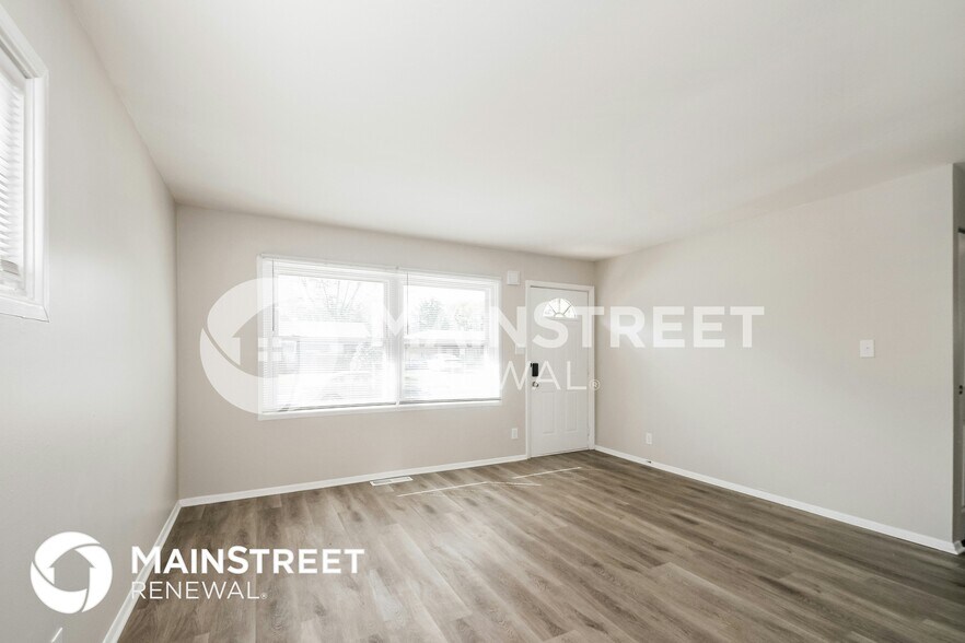 Building Photo - 4845 N Kenyon Dr