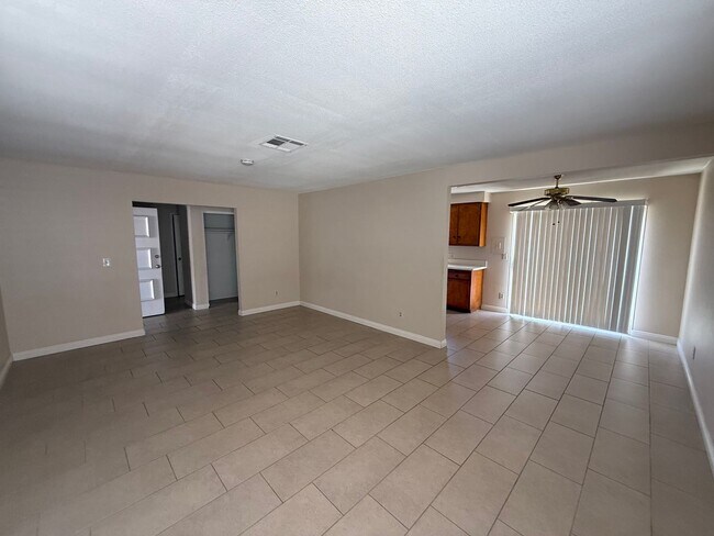 Building Photo - Duplex! 2 bedrooms 2 bathrooms