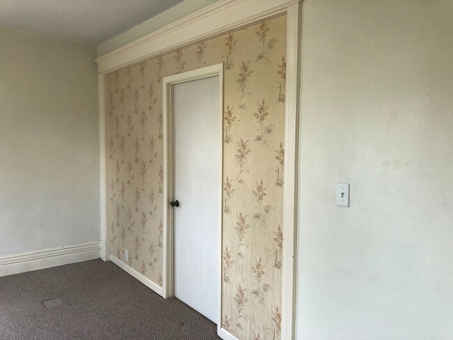 Building Photo - 1st Floor 2 Bedroom Apartment w/ Private Basement - Available July 1st