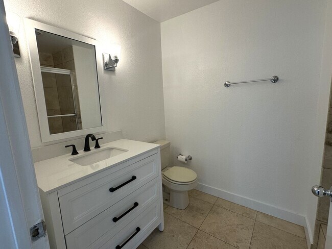Building Photo - Beautiful 2-Bed, 2-Bath Winnetka Condo – S...