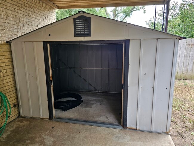 Building Photo - 2415 S Poplar Dr