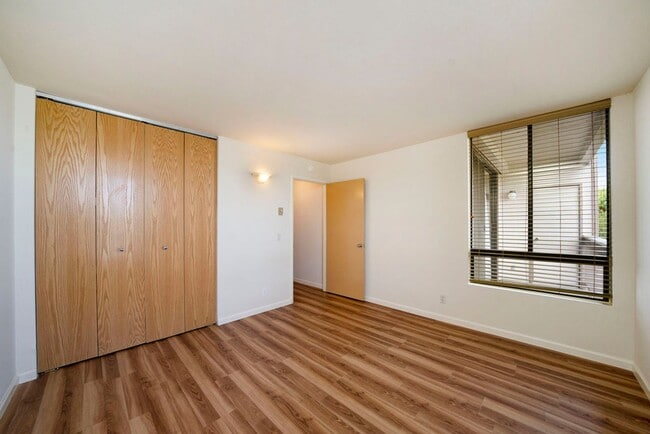 Building Photo - 2101 Shore Line Dr