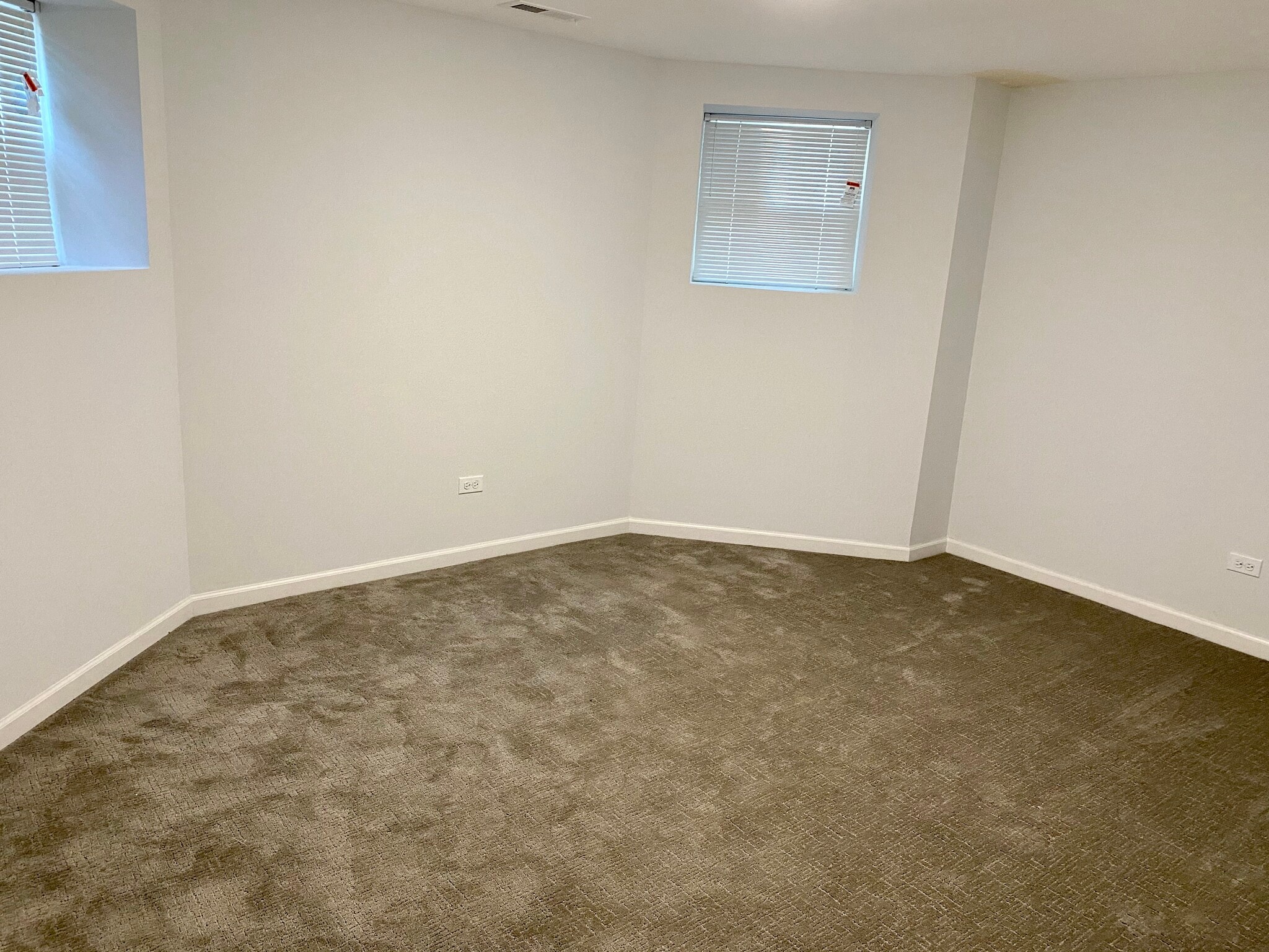 Den - 2058 W Hutchinson St