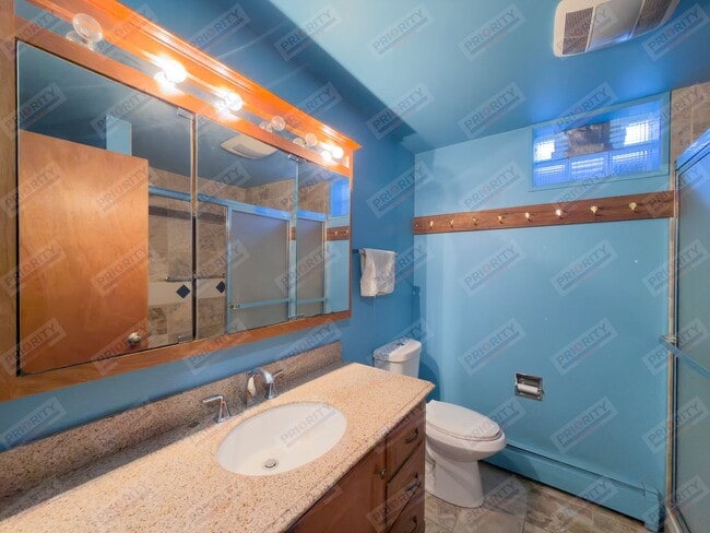 Building Photo - Large 4 bedroom, 2.5 bath downtown home