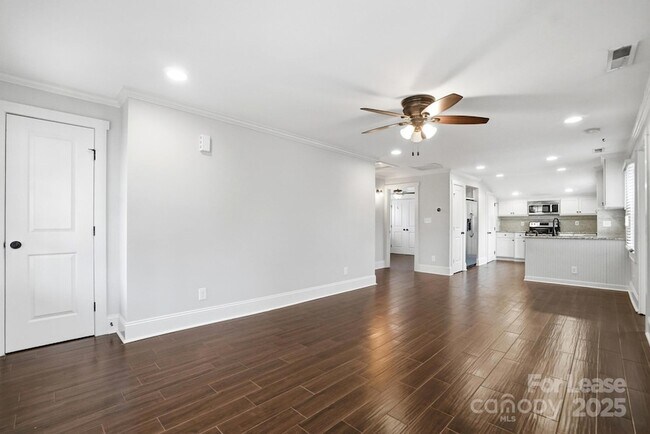 Building Photo - 2830 Hilliard Dr