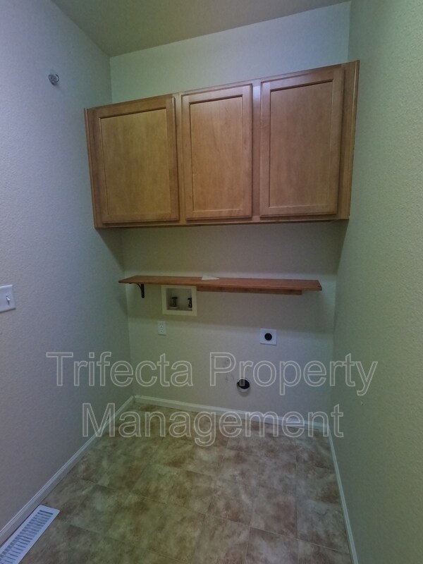 Building Photo - 2215 Harvest St