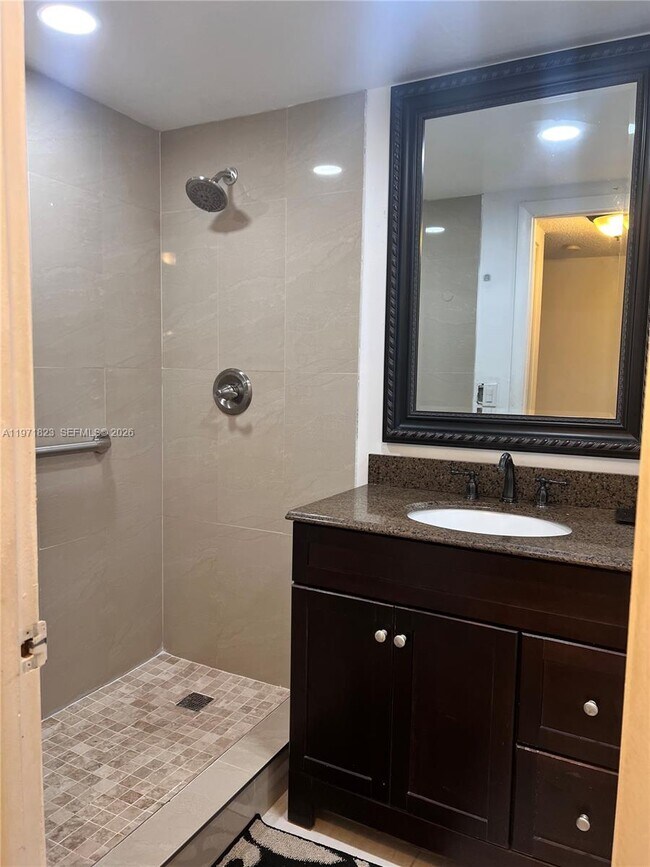 Building Photo - 3680 Inverrary Dr