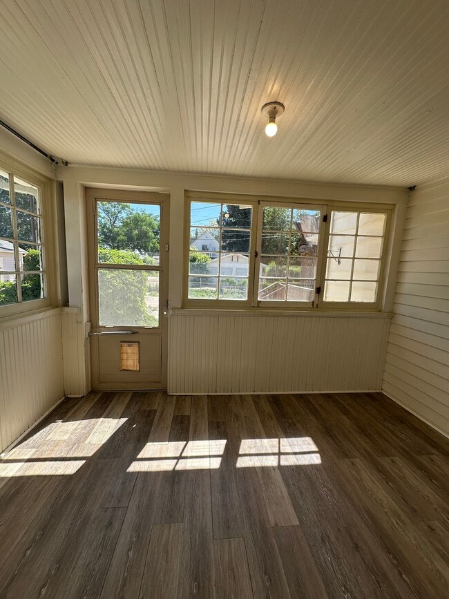 Building Photo - Amazing 3 bedroom home avail NOW