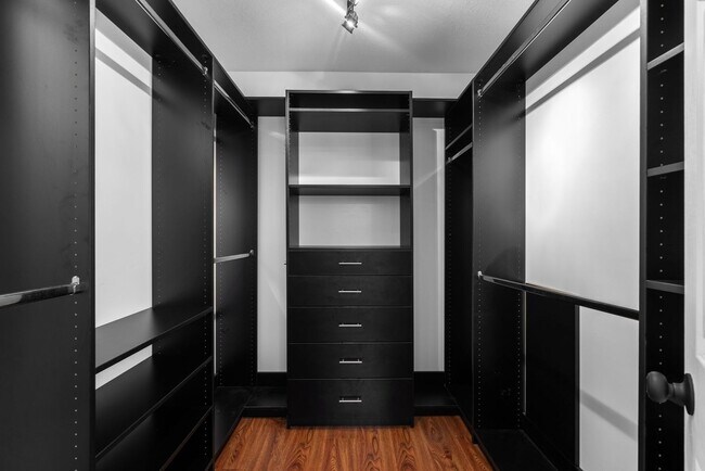 Building Photo - Forest Park