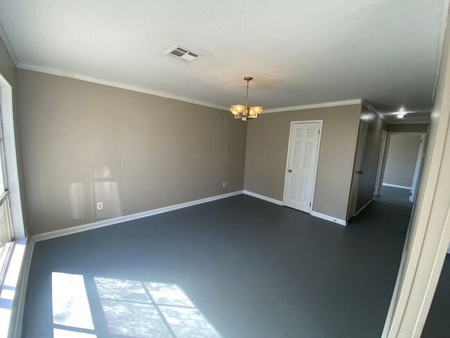Building Photo - Spacious 4-Bedroom Home – Section 8 Welcome!