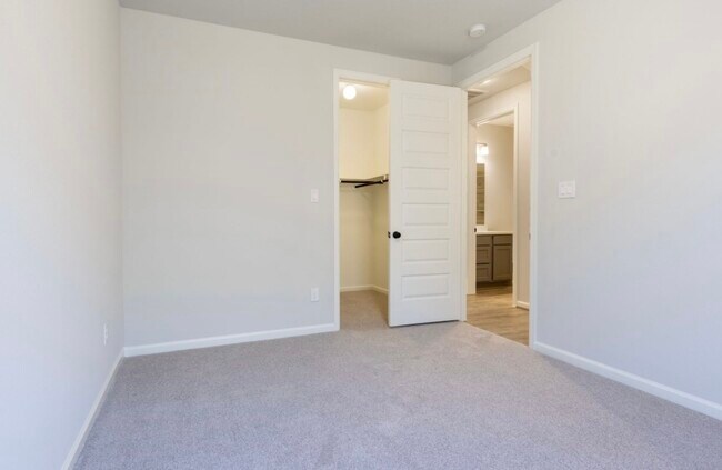 Building Photo - 5034 Morrison Dr