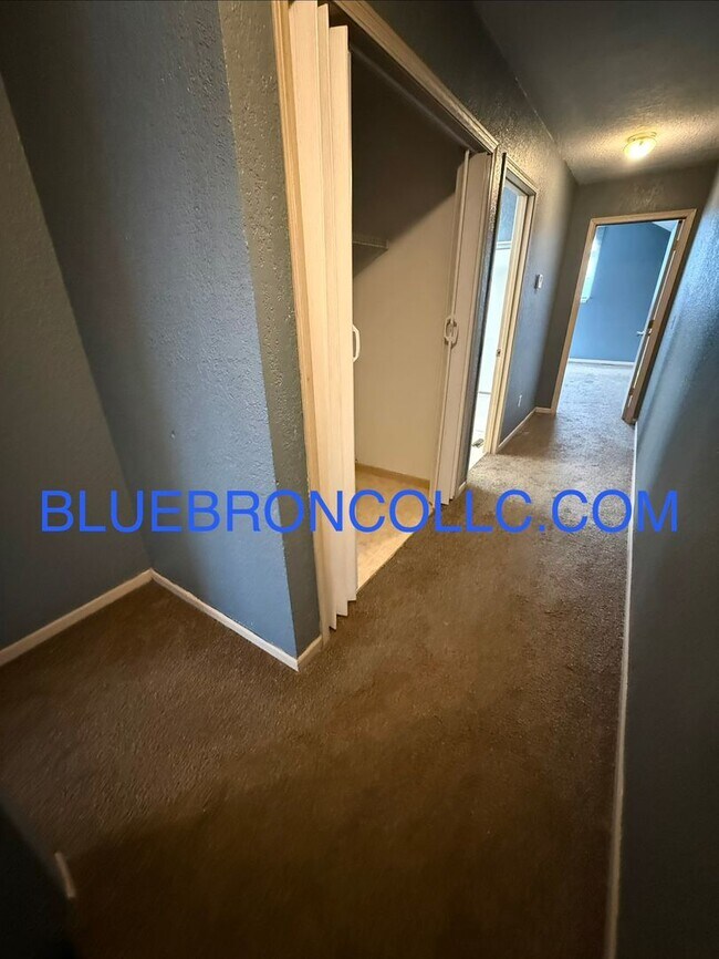 Building Photo - Beautiful unit in a quiet cul-de-sac