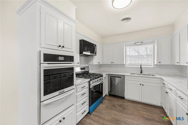 Building Photo - 3017 Oaklawn Dr