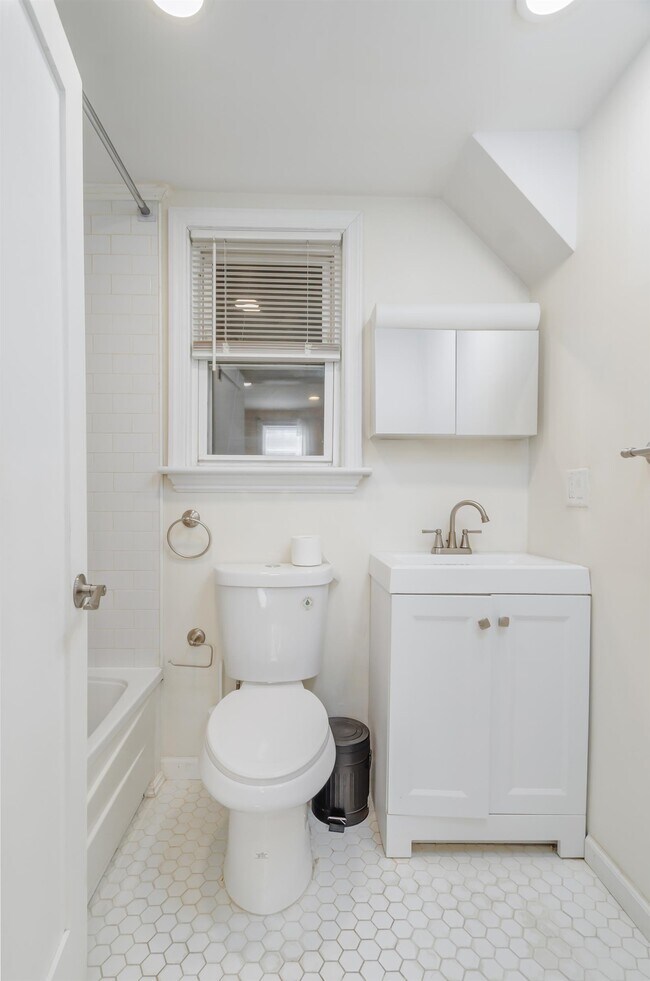 Building Photo - 232 Pearsall Ave