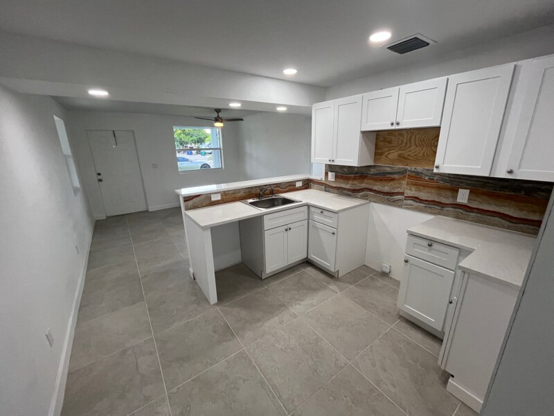 Building Photo - 957 Lewis Dr