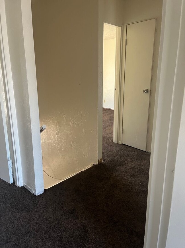 Building Photo - 4 bedroom 1 1/2 bath Townhome