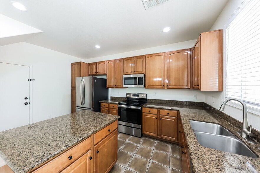 Building Photo - 16041 N 171st Dr