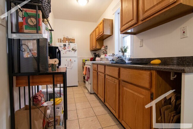 Building Photo - No Brokers Fee,3 Bedrooms unit on Coolidge Corner, Laundry on a Site, Heat, Hot Water Included