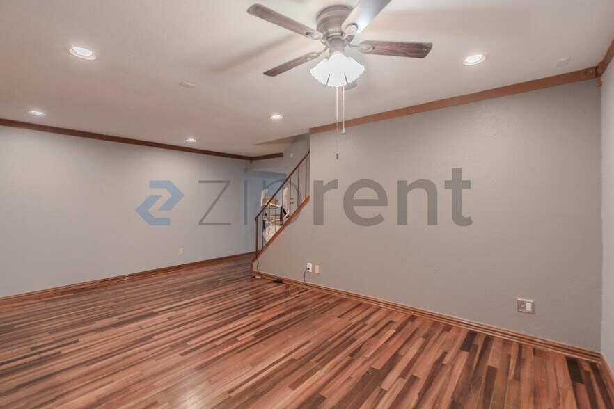 Building Photo - Unit 403