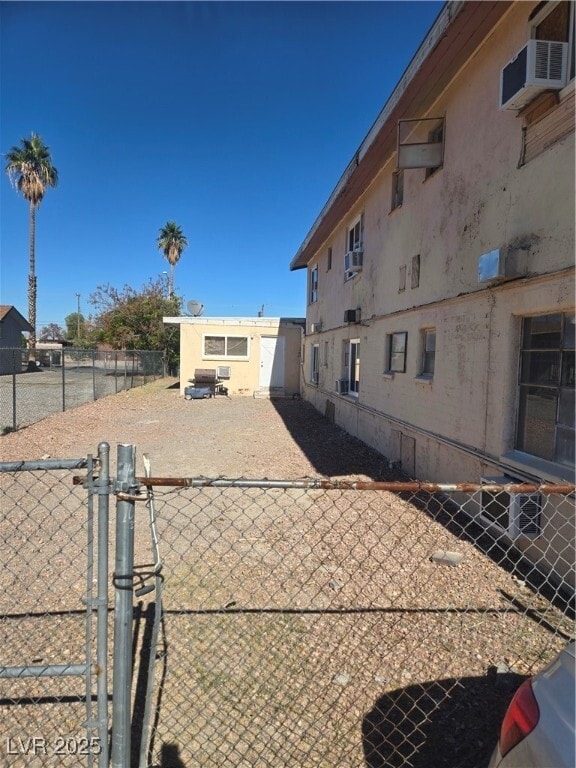 Building Photo - 409 W Van Buren Ave