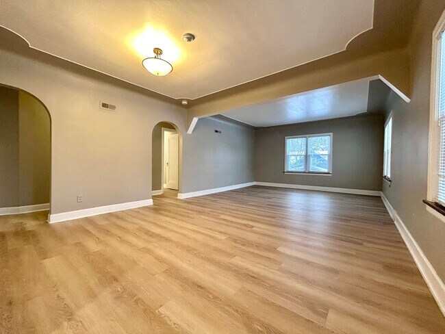 Building Photo - 297 W Larch Ave