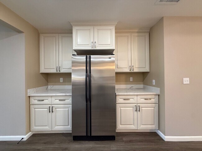 Building Photo - Nice and bright detached single-family res...